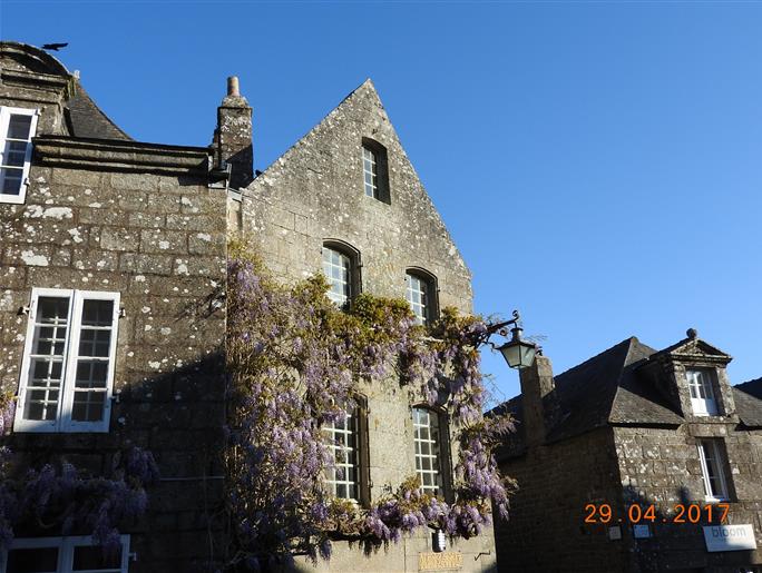La place à 80m du Restaurant Le Prieuré à Locronan dans le Finistère - Bretagne