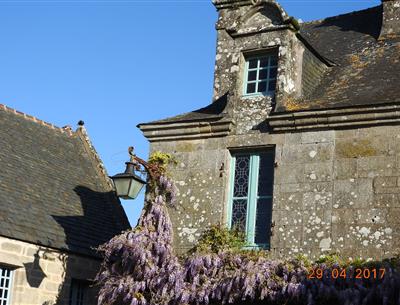 La place à 80m du Restaurant Le Prieuré à Locronan dans le Finistère - Bretagne
