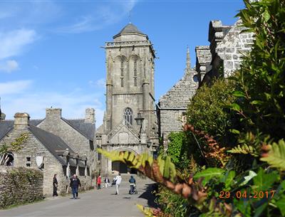 L'église de Locronan, place centrale