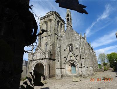 L'église de Locronan, place centrale