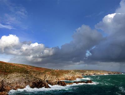 La Pointe du Raz proche de l'Hôtel 3 étoiles restaurant Le Prieuré à Locronan dans le Finistère