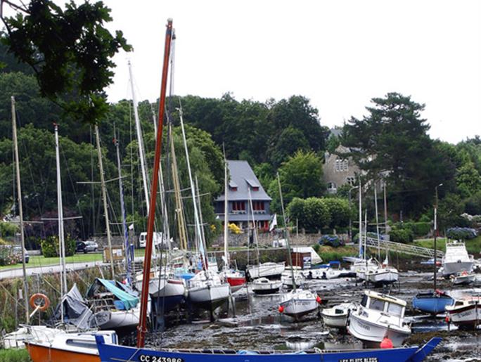 Pont-Aven proche de l'Hôtel 2 étoiles restaurant Le Prieuré à Locronan dans le Finistère